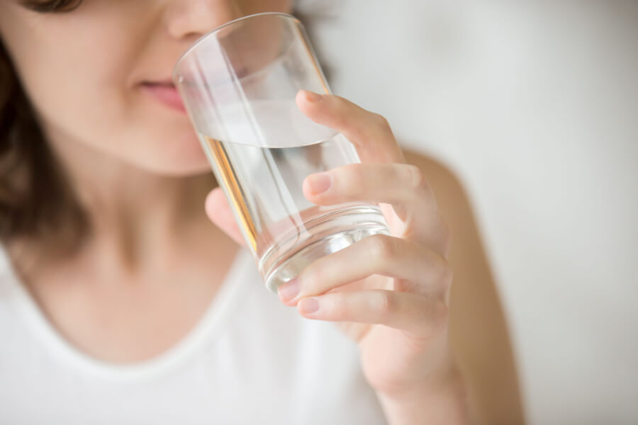 Bere acqua a causa delle fauci secche