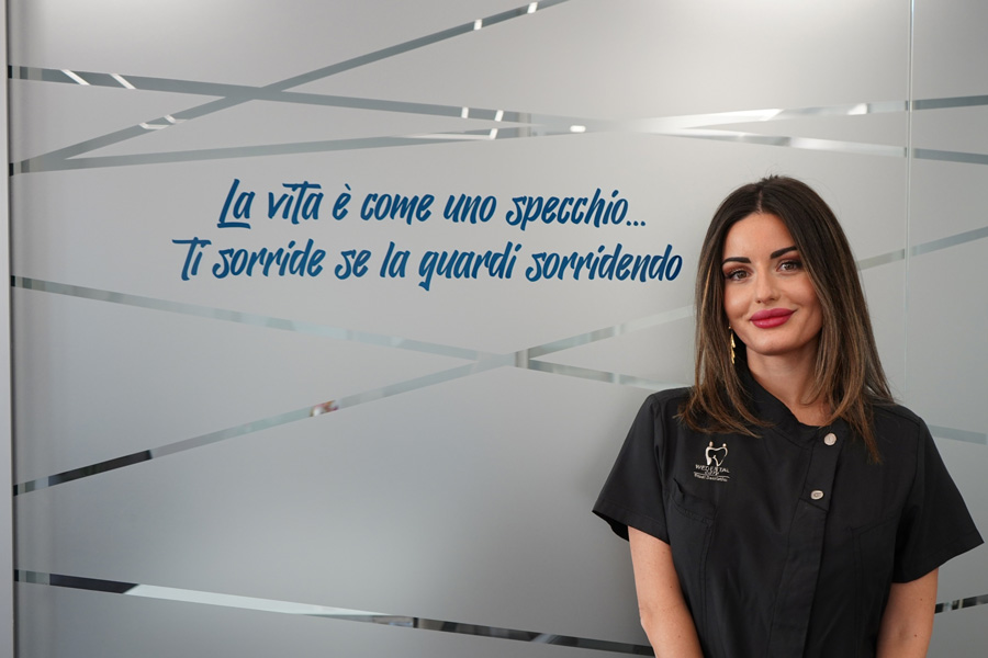 La dott.ssa Cristiana Massa nel suo studio dentistico a Roma